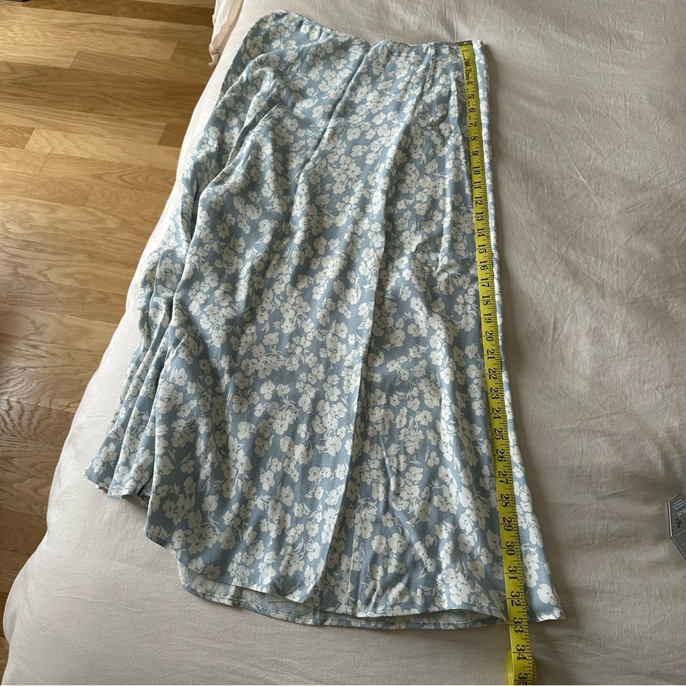 Reformation Zoe midi skirt with slit - light blue - hemmed - Picture 8 of 9